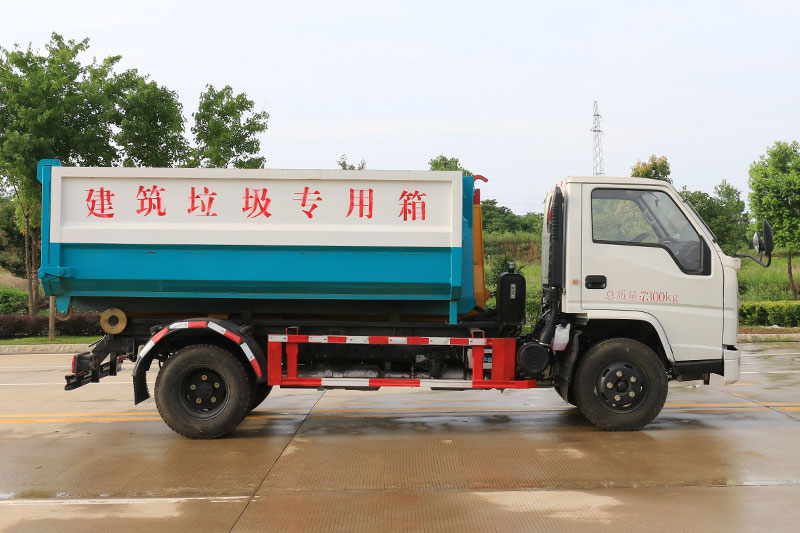 江鈴順達3360軸距勾臂垃圾車（選裝套臂） 5方生活垃圾箱 建筑垃圾箱