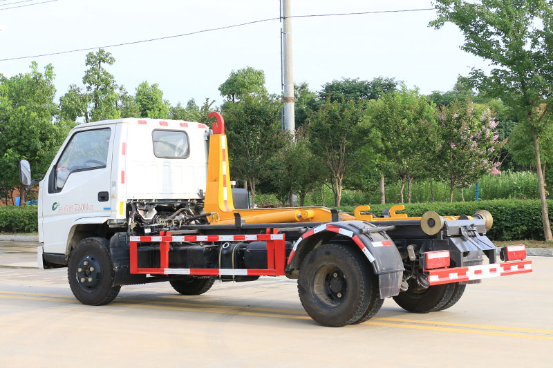 江鈴順達3360軸距勾臂垃圾車（選裝套臂） 5方生活垃圾箱 建筑垃圾箱