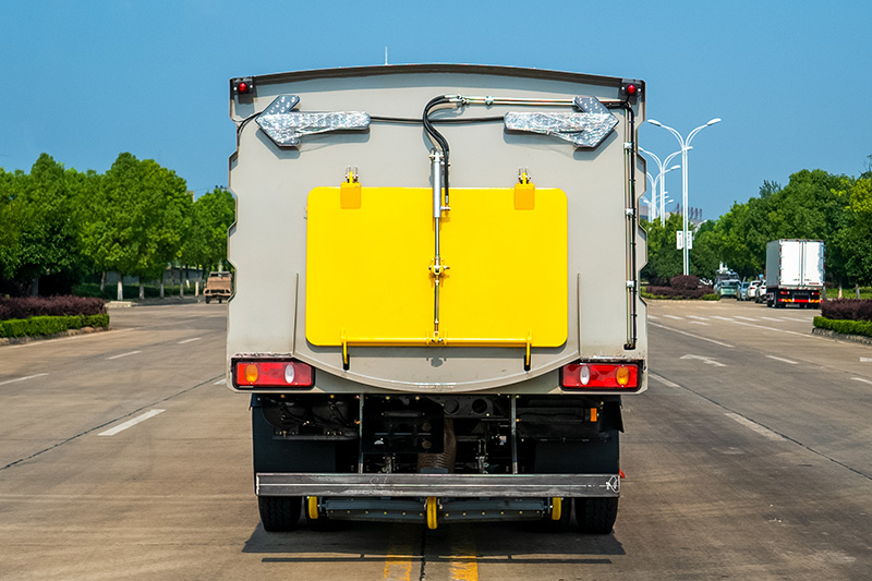 東風華神T3掃路車  5方垃圾箱 2方清水箱