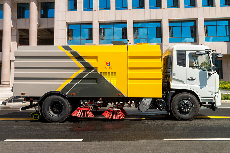 東風(fēng)天錦掃路車   8方垃圾箱 4方清水箱