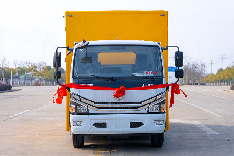 東風(fēng)多利卡紫外光固化管道修復(fù)車